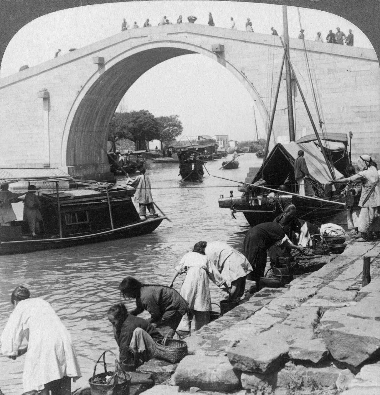 Woo Men Brug en Grand Imperial Kanaal, Suzhou, China door Underwood and Underwood