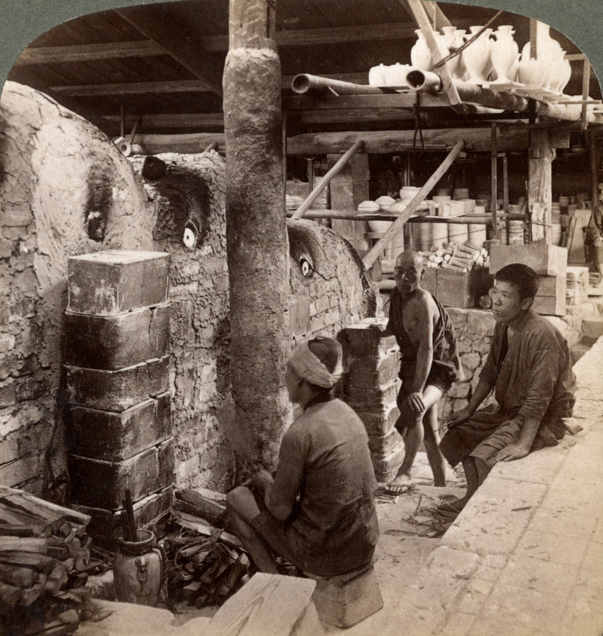 Arbeiders kijken naar ovens vol Awata porselein, Kinkosan werken, Kyoto, Japan, 1904 door Underwood and Underwood