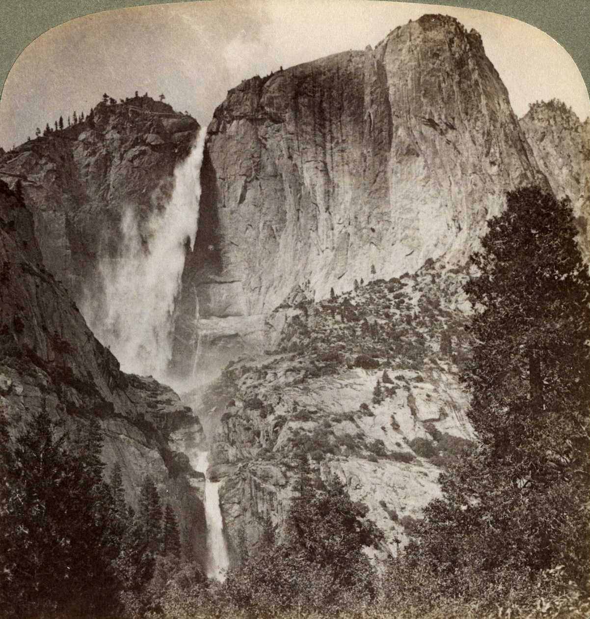 Yosemite Point en door de wind geblazen Yosemite Falls, Yosemite Valley, Californië, VS, 1902 door Underwood and Underwood