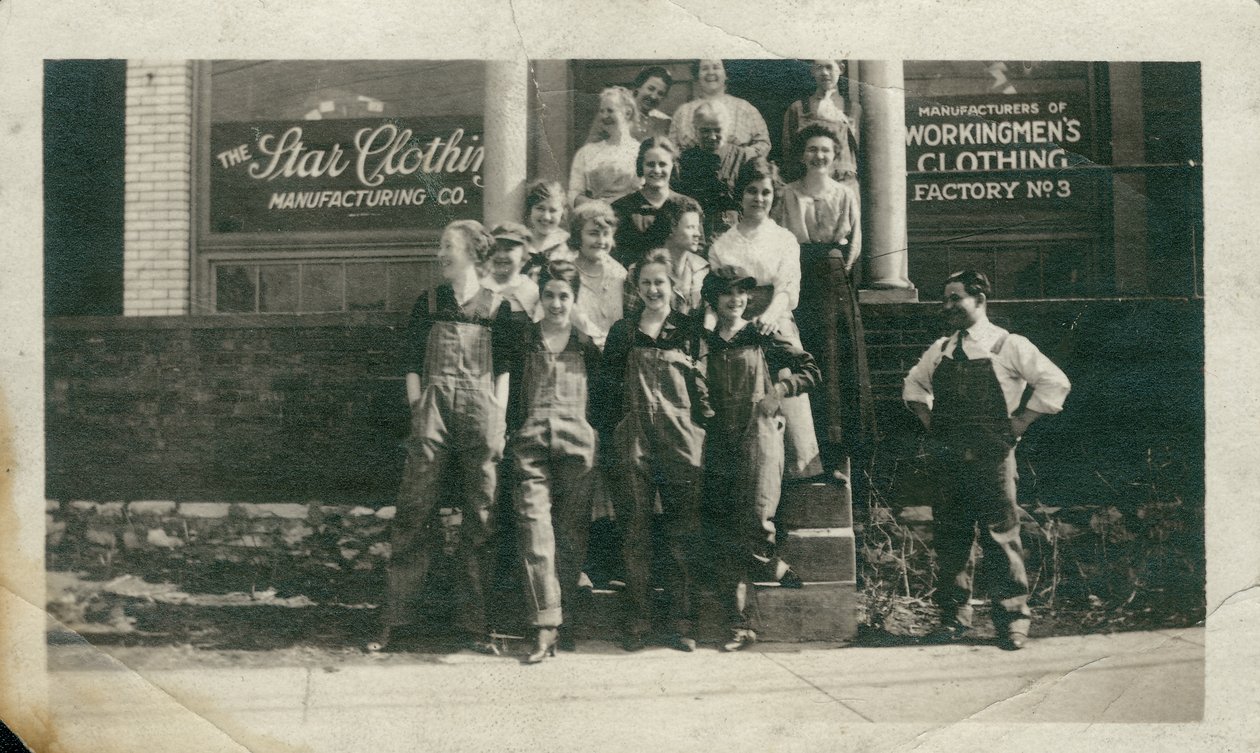 Een groep vrouwelijke werknemers op de voortrap van Star Clothing Manufacturing Company Factory No. 3 door Unknown