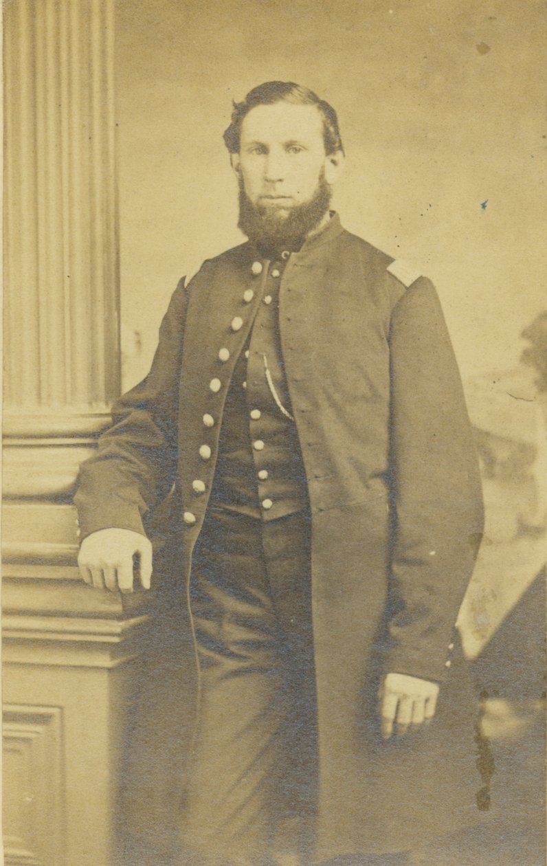 Halflang portret van een man in uniform door Unknown