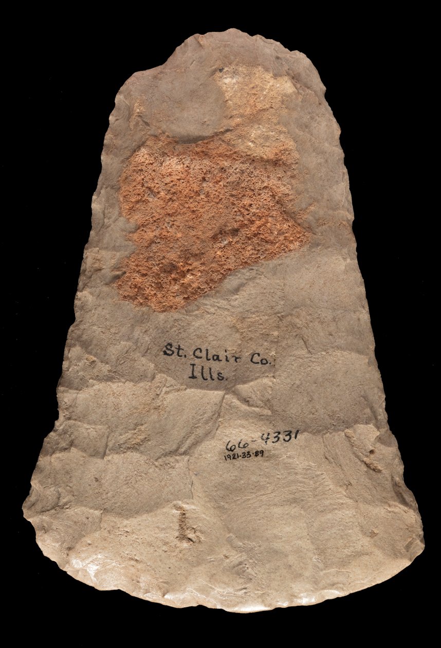Mississippiaanse uitlopende schoffelblad gemaakt van Mill Creek-chert. Dit artefact is verzameld in St. Clair County, Illinois door Unknown