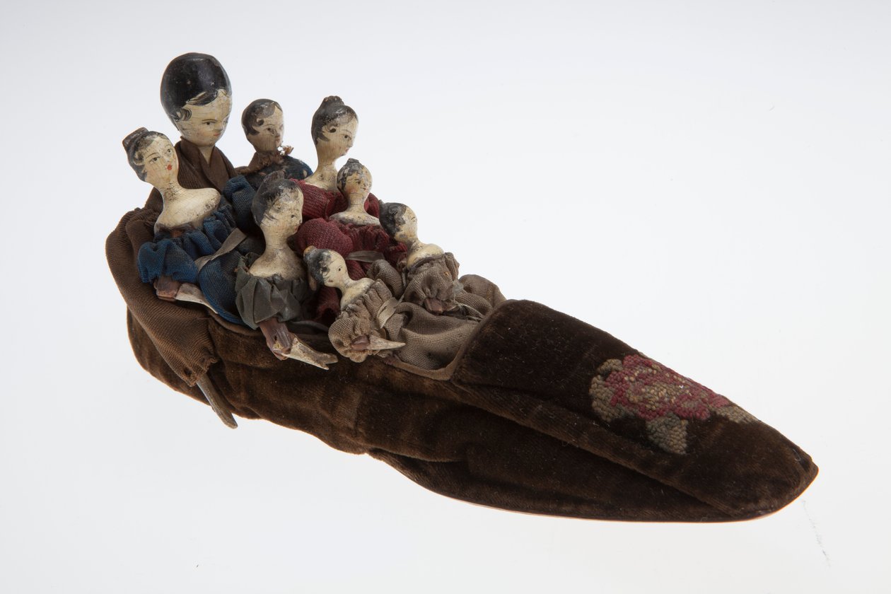 Oude vrouw die in een schoen woonde speelgoed. Het speelgoed heeft een fluwelen slipper met acht poppen erin door Unknown