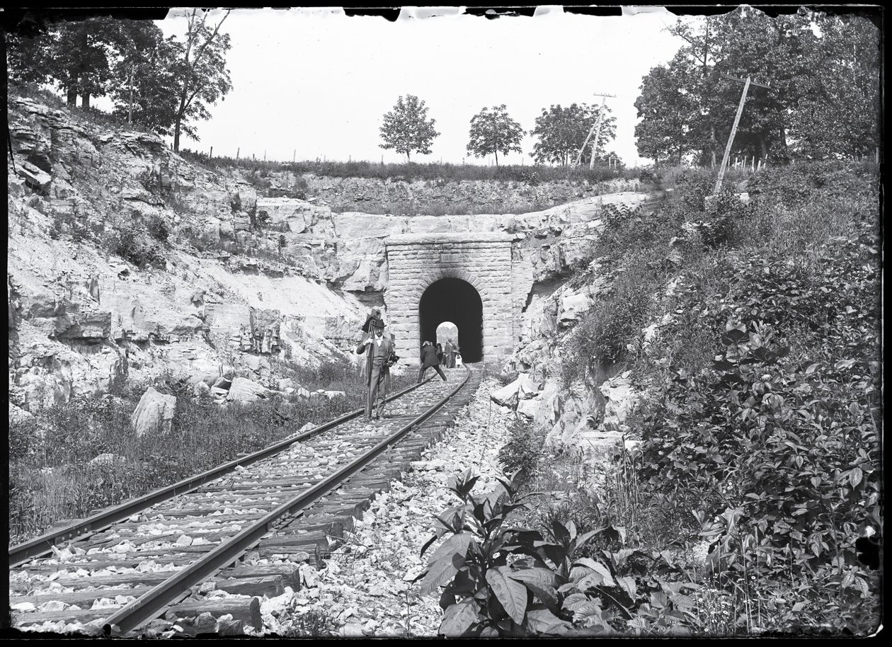 Fotografen op de sporen bij de Meramec Highlands Tunnel door Unknown