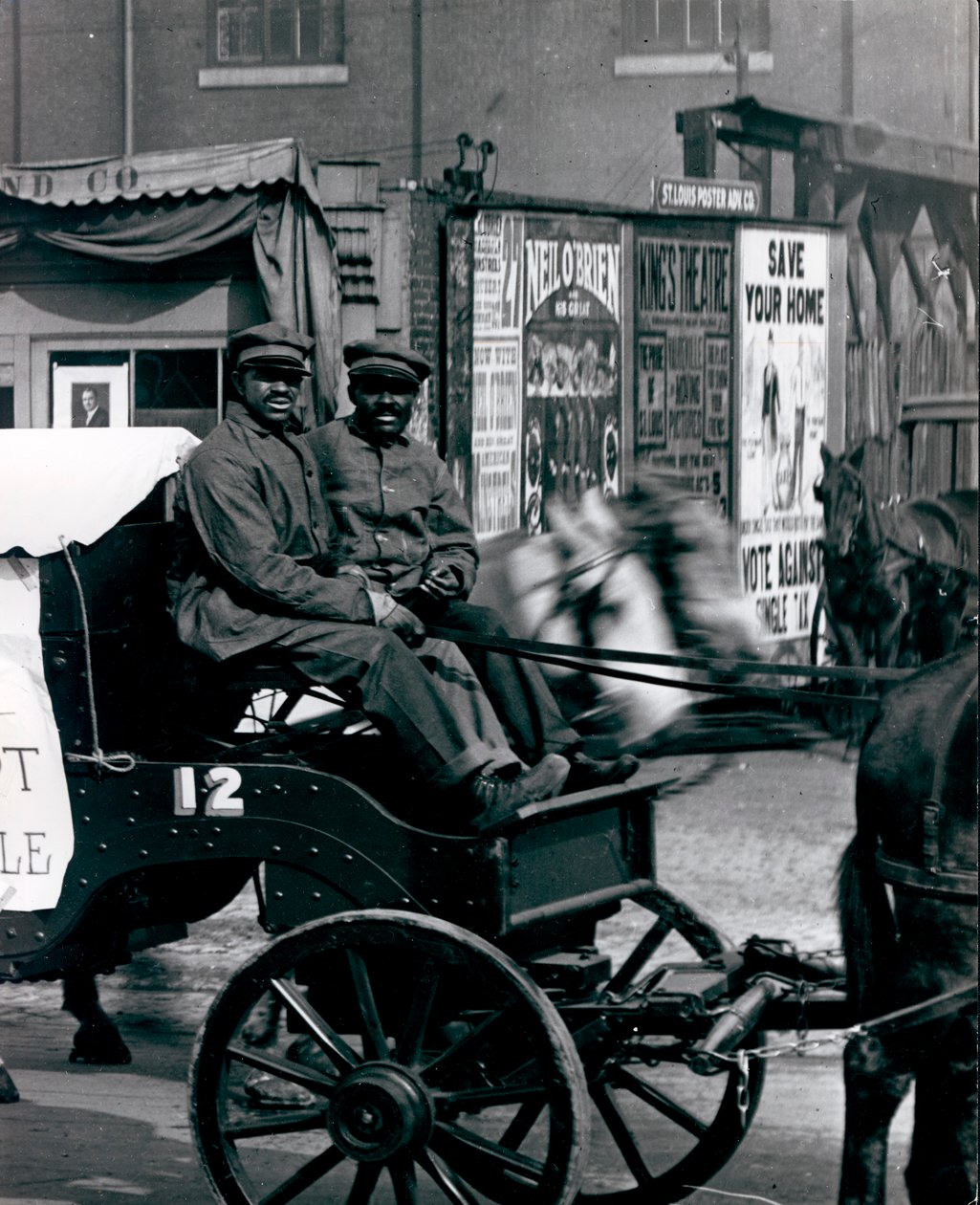 Voermannen rijden met een stadsaswagen in een parade van sanitaire uitrusting op Market Street door Unknown