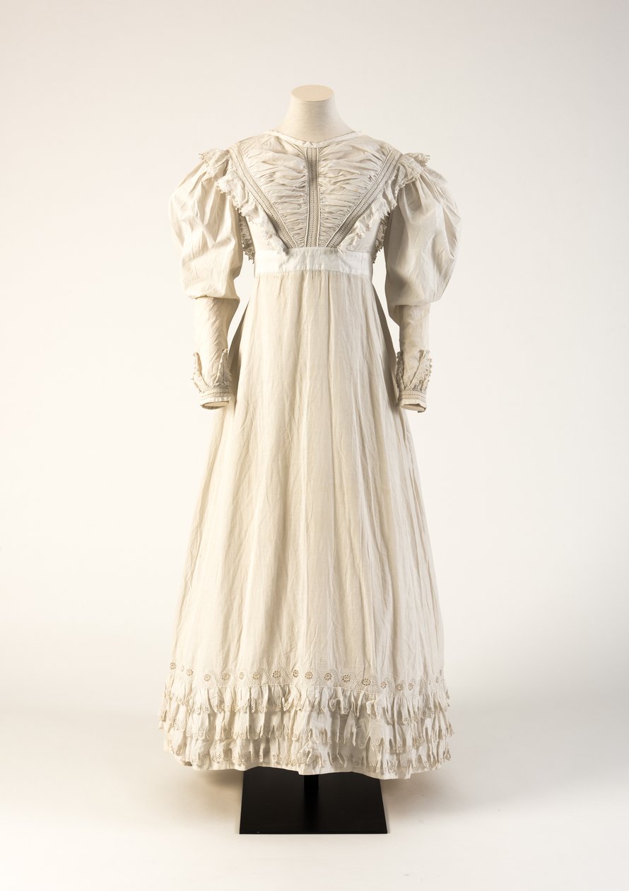 Witte met de hand geborduurde katoenen jurk, 1824 door Unbekannt Unbekannt