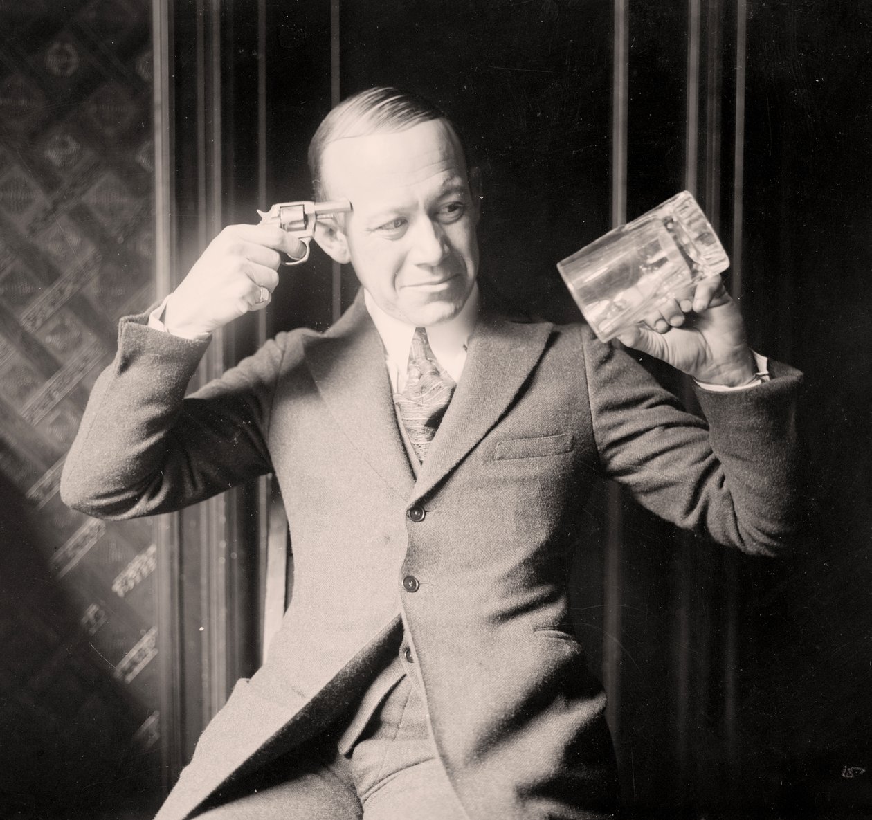 Ernie Hare mimeert zijn ongenoegen over de drooglegging, ca. 1920 door Unknown