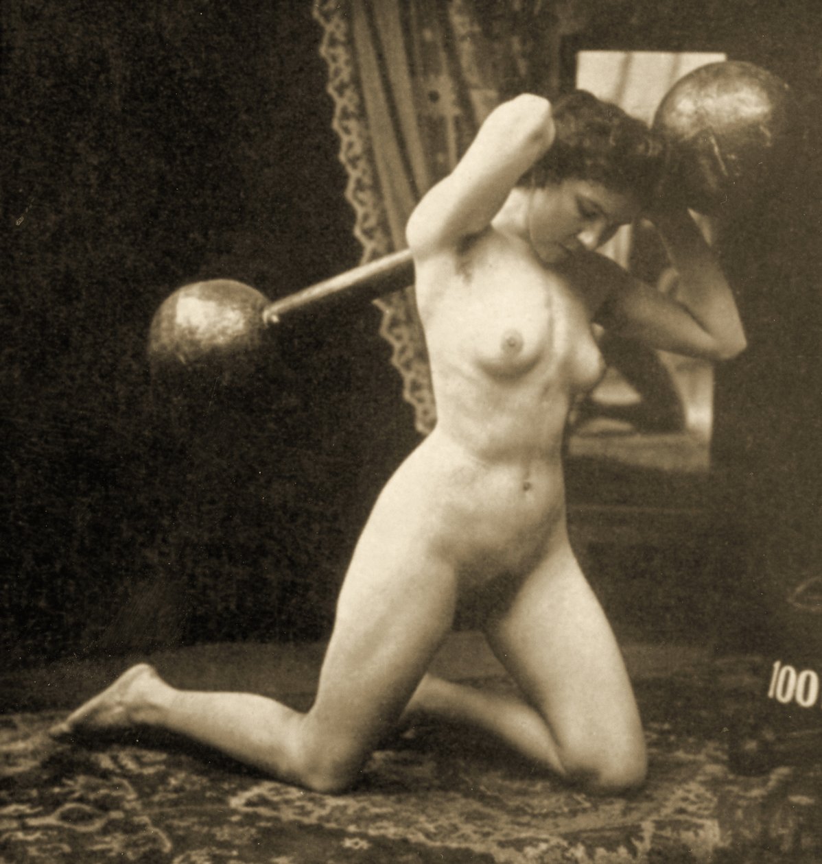 Vrouwelijk naakt dat oefent met een Globe Barbell, ca. 1900 (sepia foto) door Unknown
