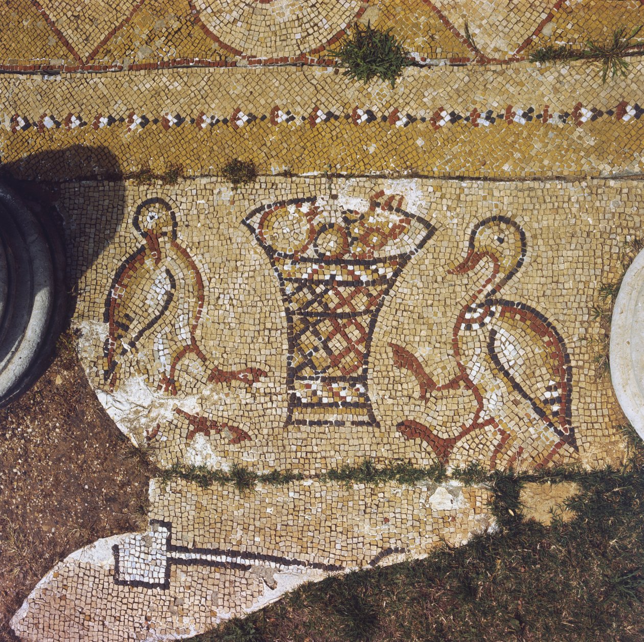 Libanon, deel van een Byzantijns mozaïek tussen de ruïnes van Beit Meri. door Unknown