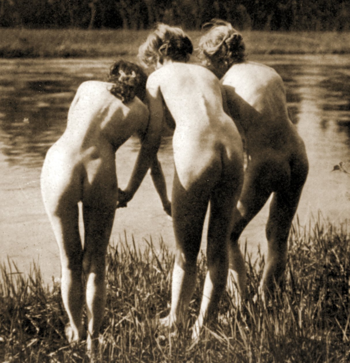 Drie Gratiën, een vrouwelijk naakttrio, ca. 1900 (sepia foto) door Unknown