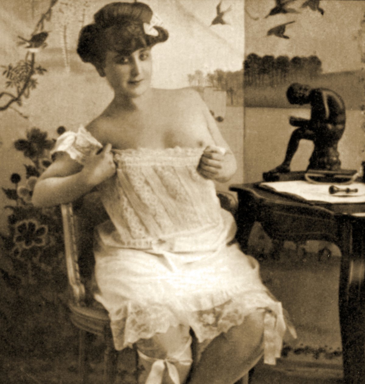 Jonge vrouw toont een kanten hemd, ca. 1900 door Unknown