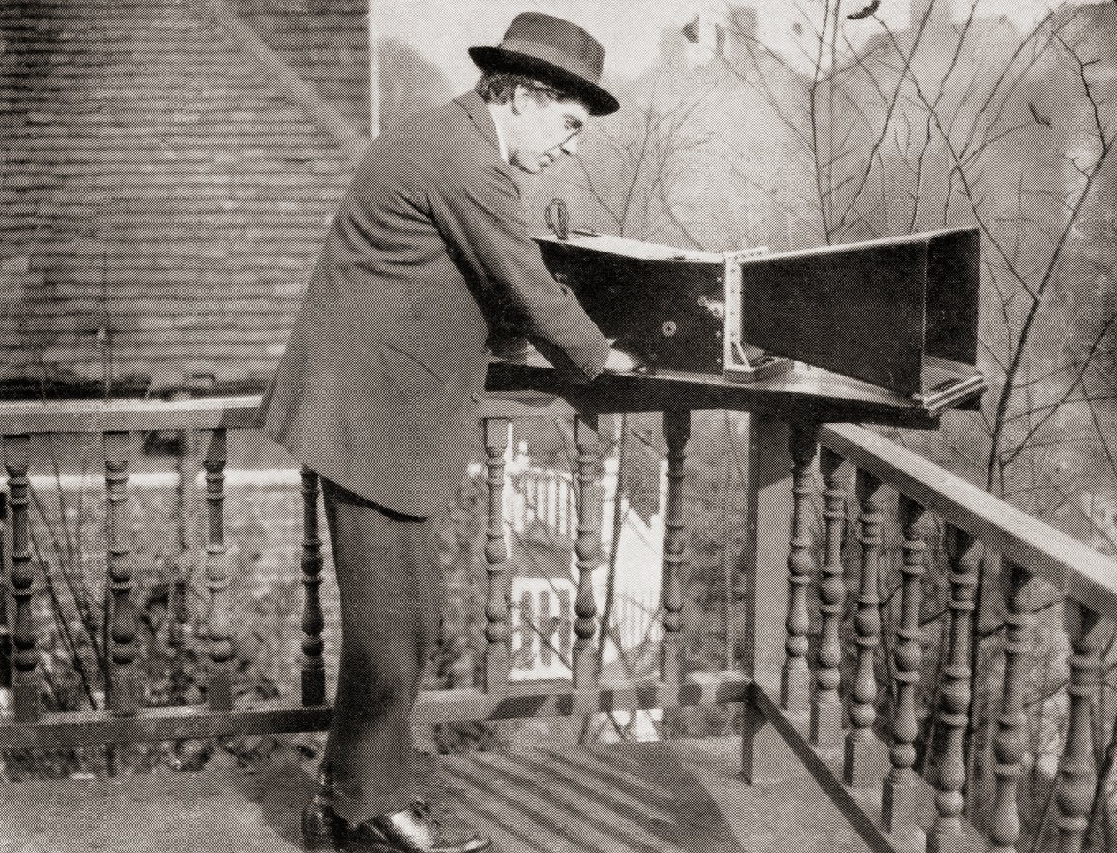 Archibald Montgomery Low met de Audiometer, uit Master Minds of Modern Science, gepubliceerd 1930 door Unknown