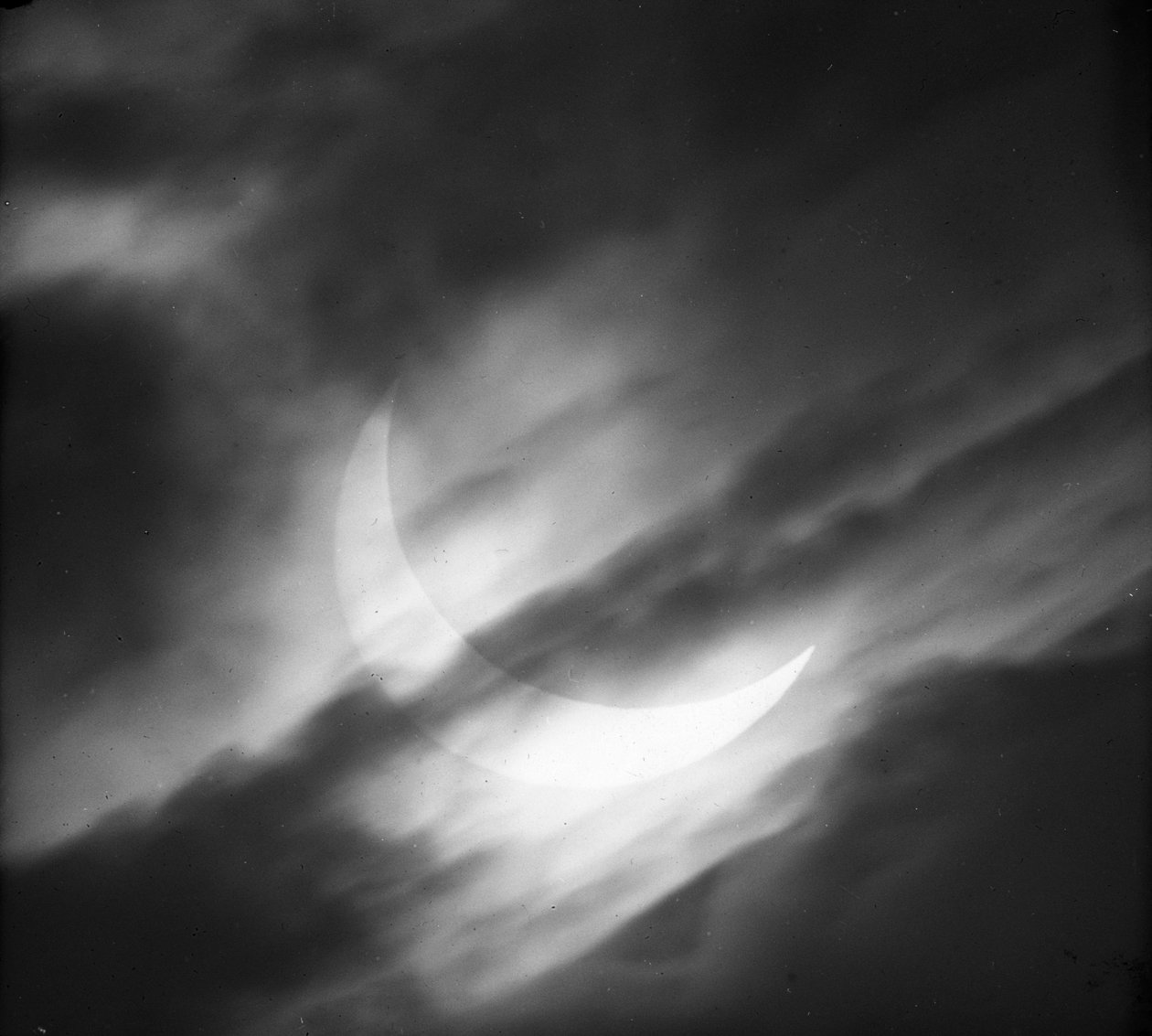 Astronomische glasplaatdia van zonsverduistering door wolken (glasnegatief) door Unknown Artist