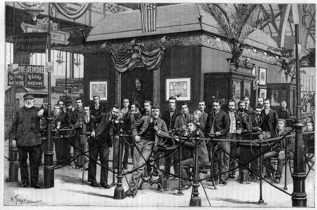 Audities van fonografen gemaakt door Thomas Edison geïnstalleerd in de Galerie des Machines op de Wereldtentoonstelling van Parijs in 1889. (Van een foto). Gravure in 