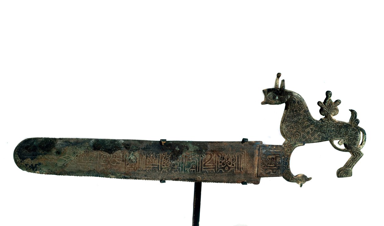 Bronzen zaag met het blad versierd met inscripties. Dierenvormig handvat door Unknown artist