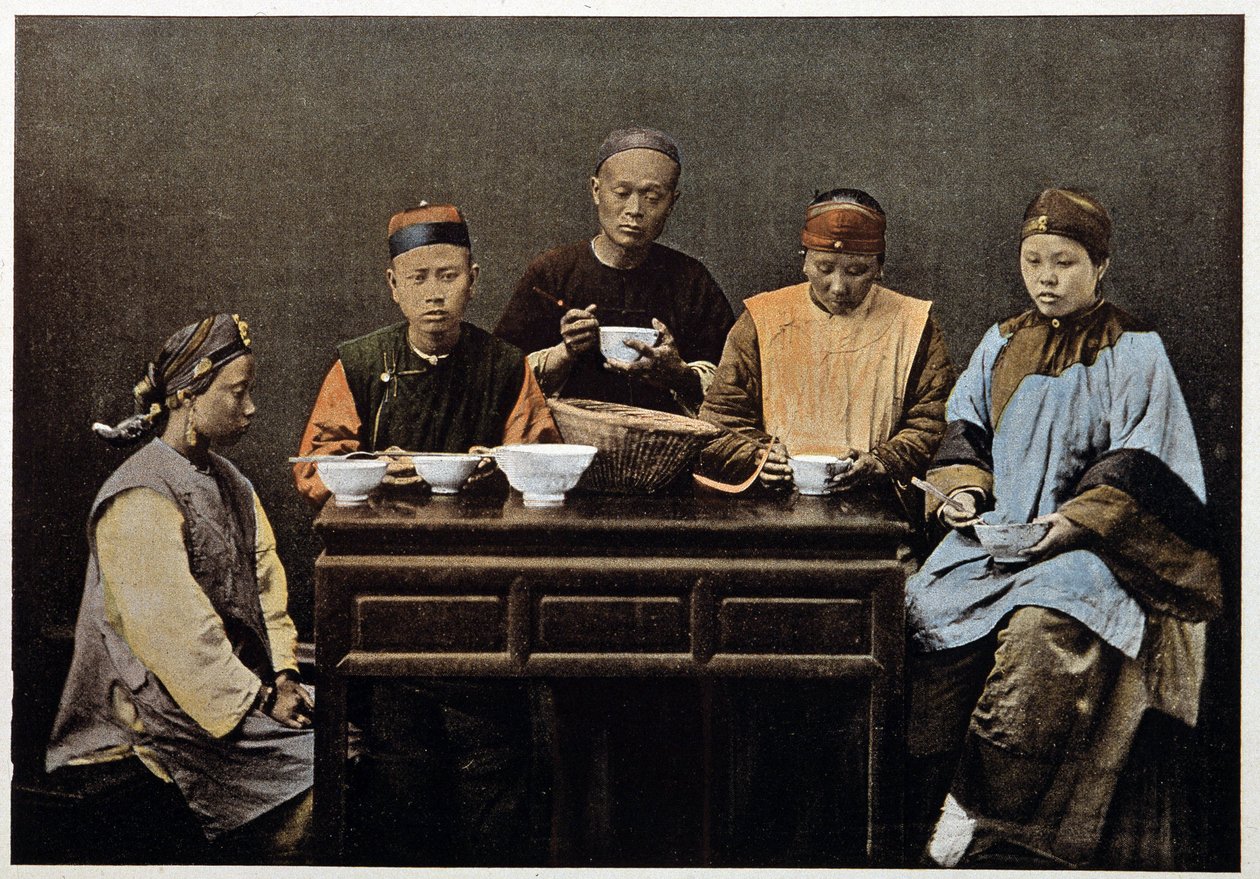 Chinese familie aan het eten - fotochrome, eind 19e eeuw door Unknown artist
