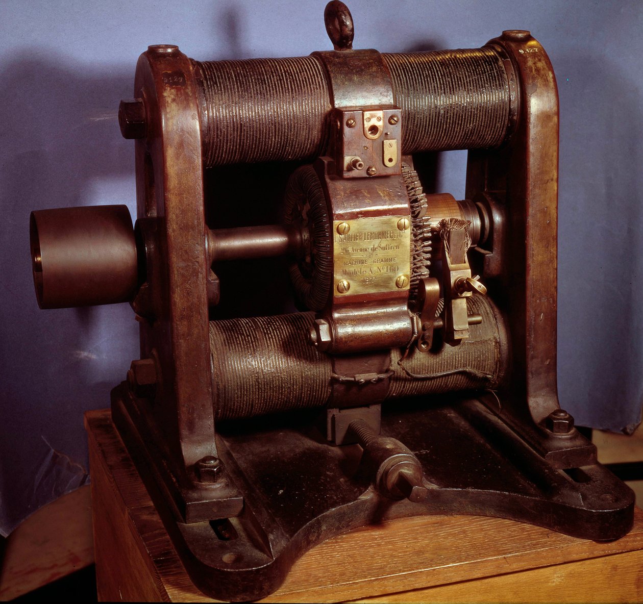 Dynamo-elektrische machine van het type Gram die gelijkstroom produceert, gerealiseerd in 1877 door de fabrieken Sautter en Lemonnier. 1877. door Unknown artist