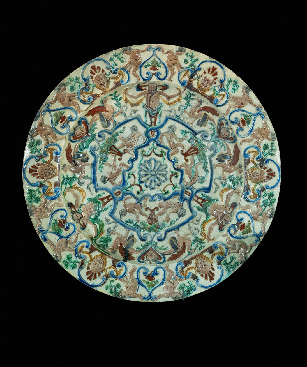 Faience bord, versierd met groteske ornamenten ... door Unknown artist
