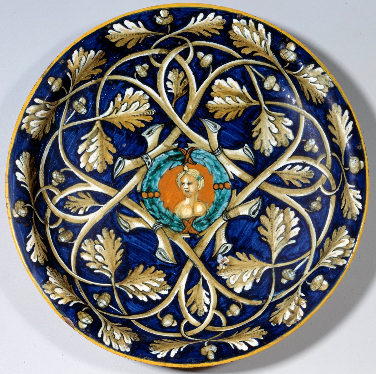 Faience bord met een vrouwenbuste door Unknown artist