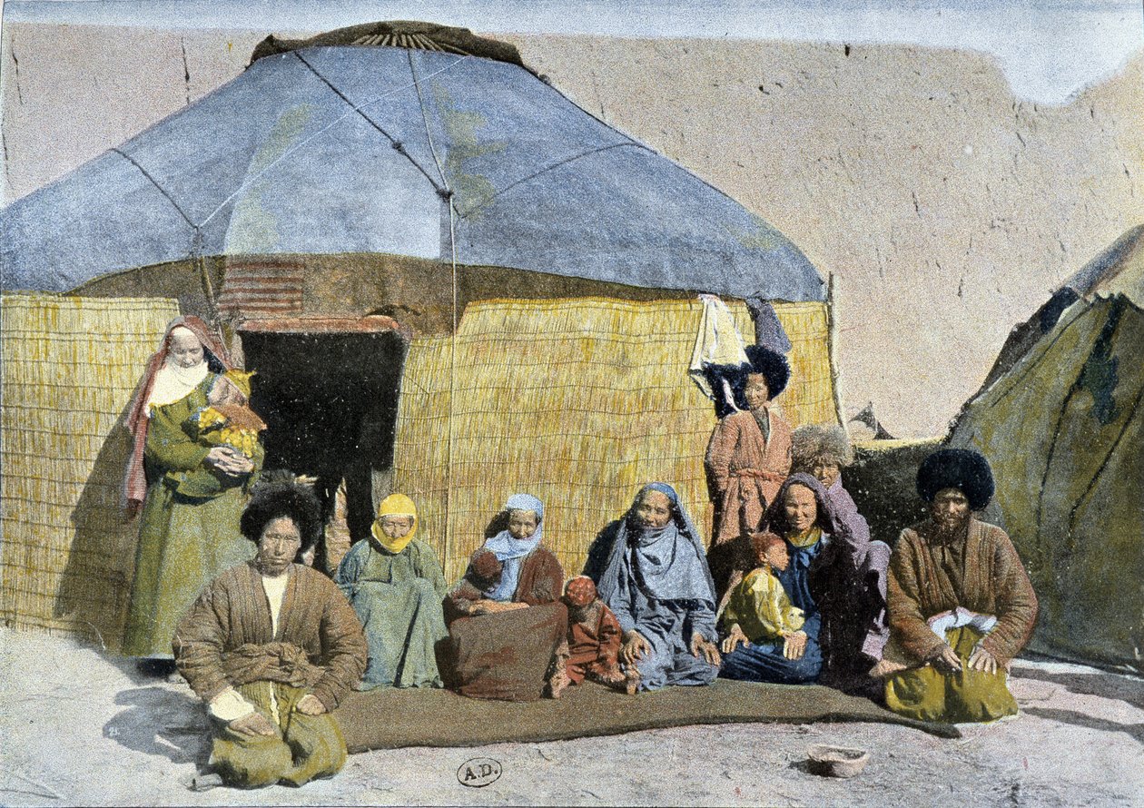 Groep Tekes (Russische nomaden) voor hun joert, eind 19e eeuw door Unknown artist