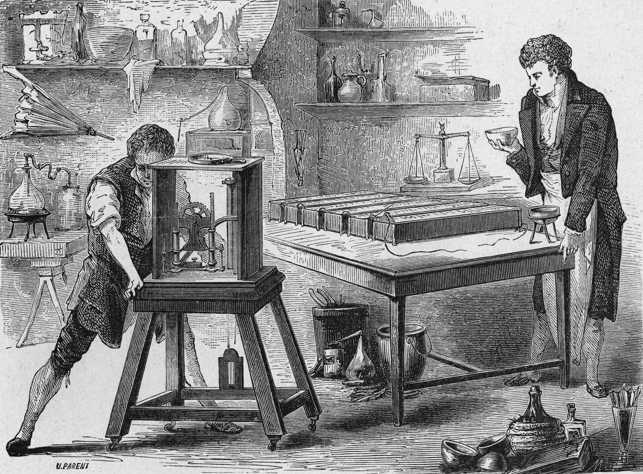 Humphry Davy breekt de alkaliën af met de voltaïsche batterij. In 