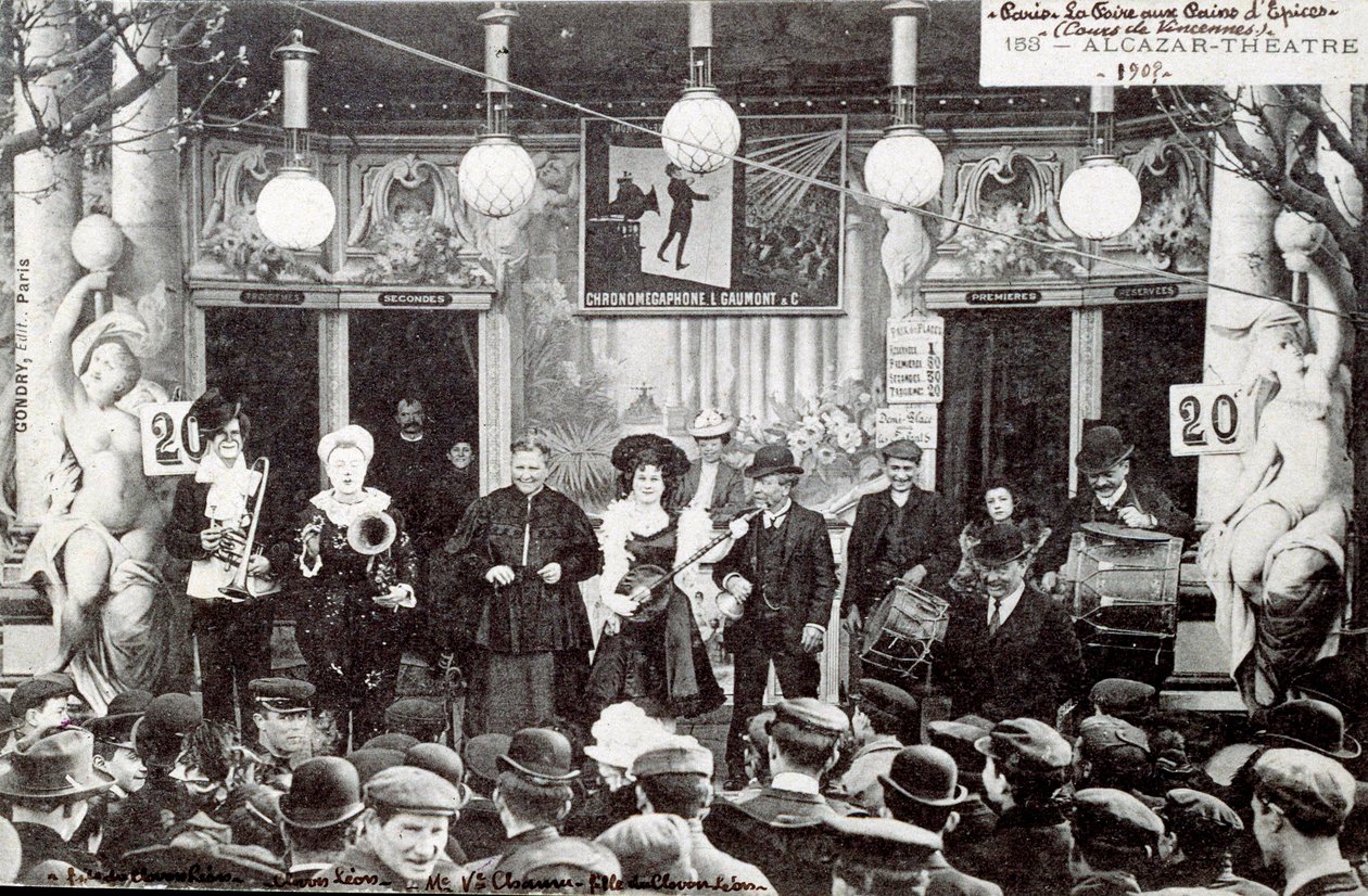 Muzikale show op de peperkoekmarkt voor het gebouw van het Alcazar Theater door Unknown Artist