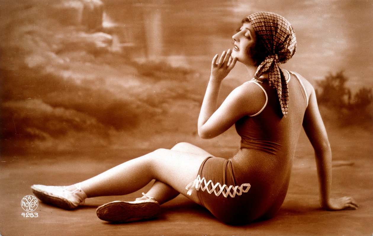 Pin-up in badpak. door Unknown Artist