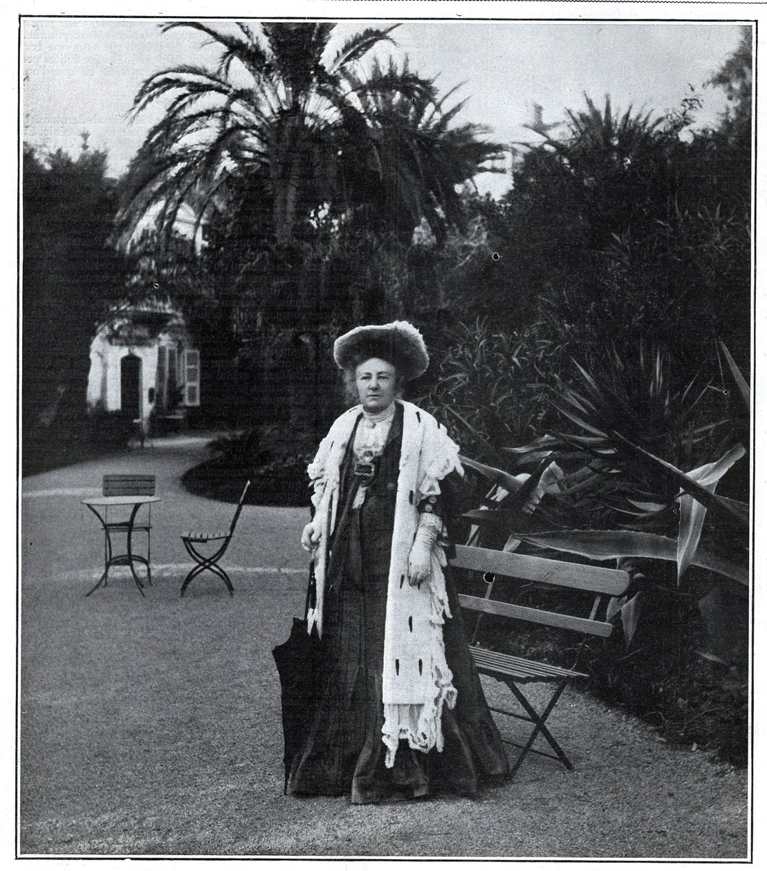 Portret van Madame Juliette Adam (geboren Lambert) (1836-1936), Franse schrijfster, polemist en feministe in Nice in 1905 door Unknown artist