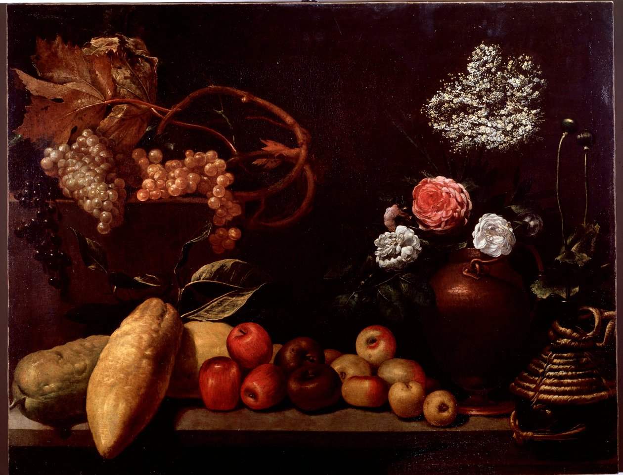 Stilleven met rozen, struikbloemen, citroenen en druiven door Unknown artist