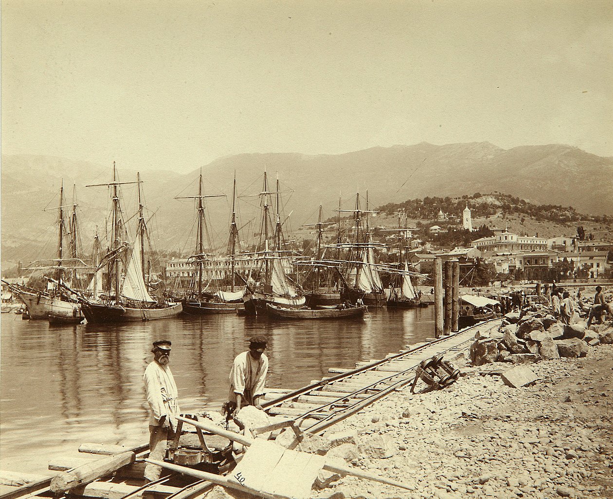 De Bouw van een Pier in Jalta. Albumine Foto door Unknown artist