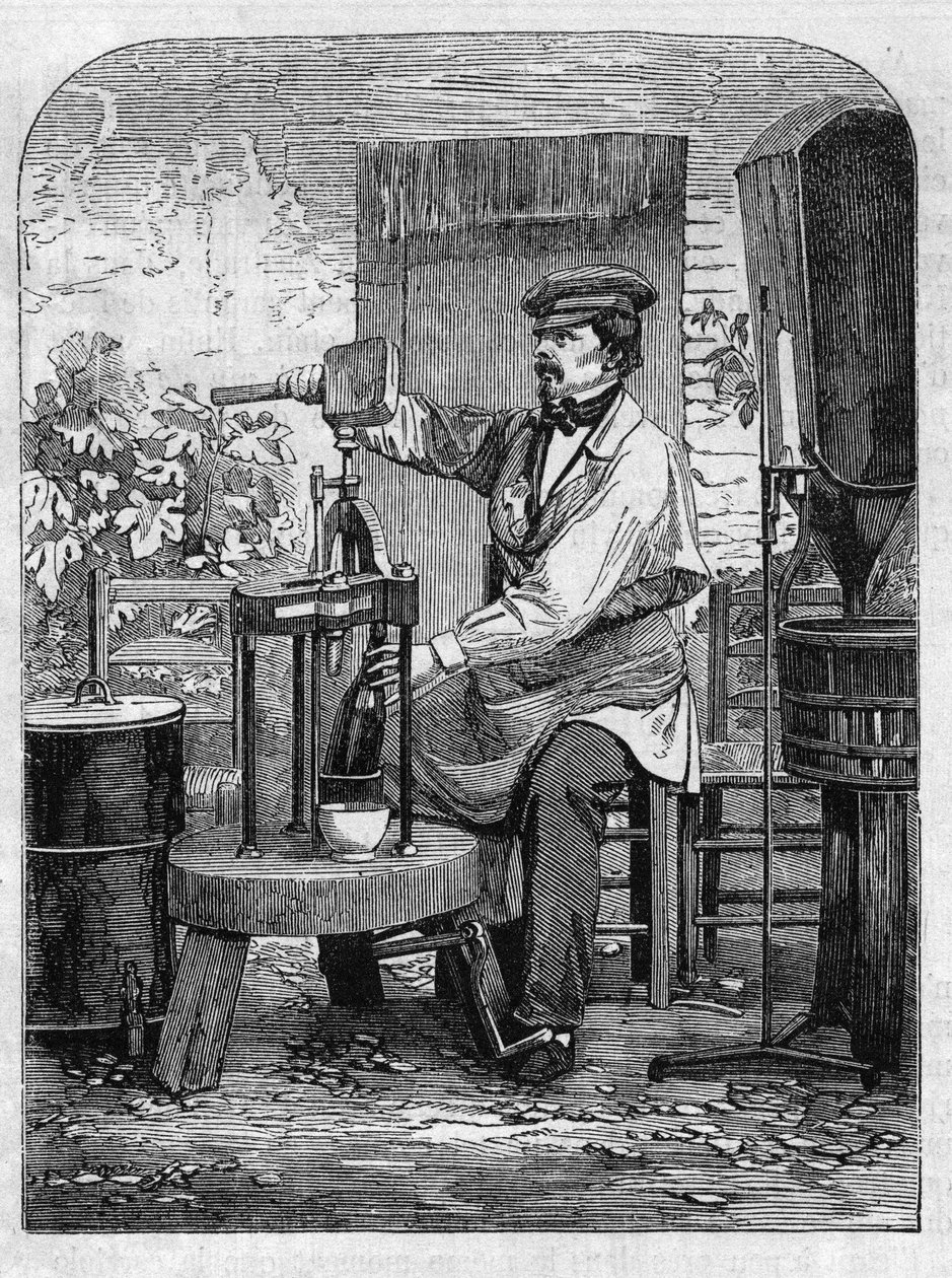 Het bottelen van Champagnewijn. Gravure uit 1864. door Unknown artist