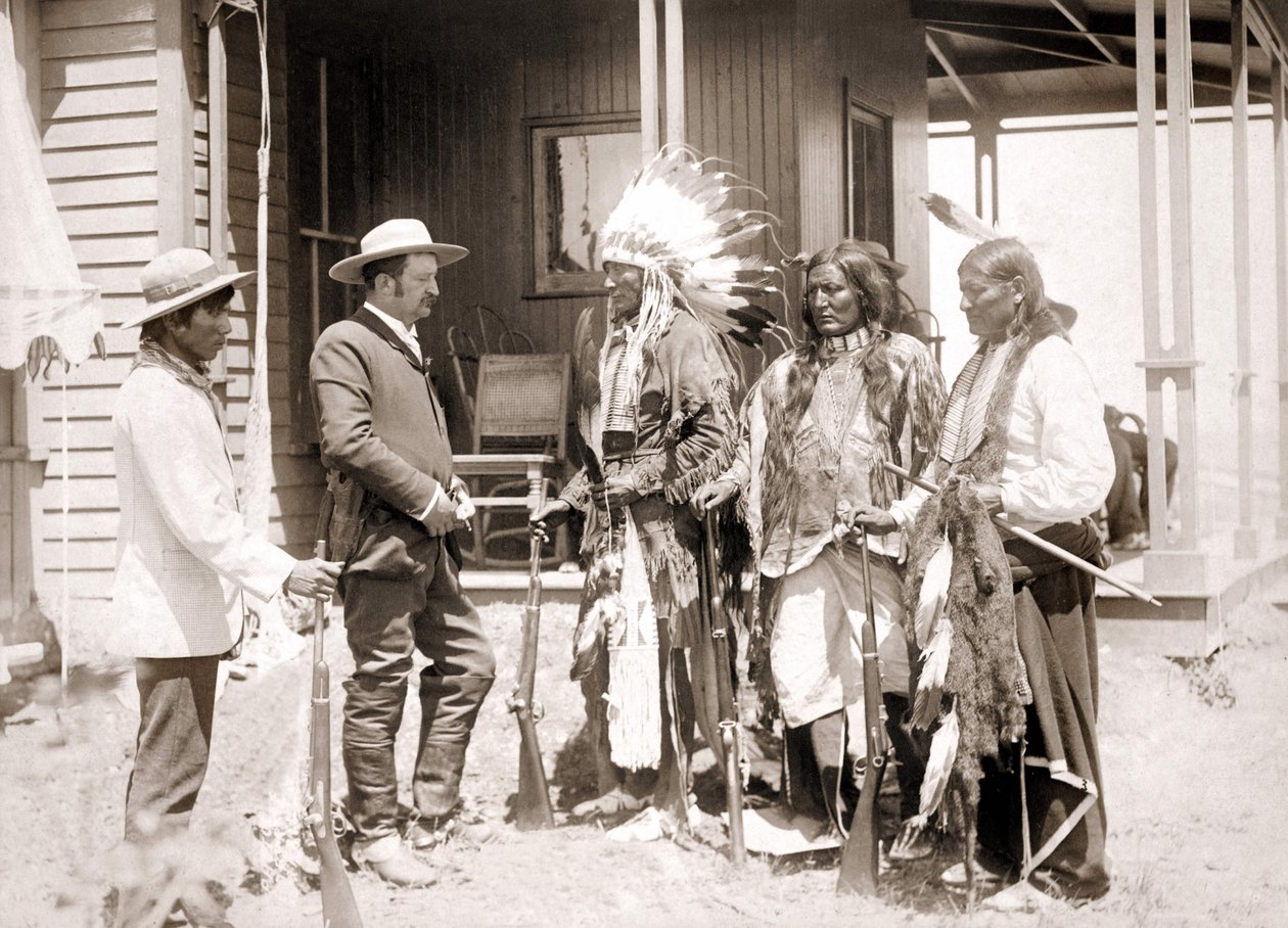 Drie Cheyenne in ceremoniële kleding en met geweren begroeten een blanke vergezeld door een tolk door Unknown artist