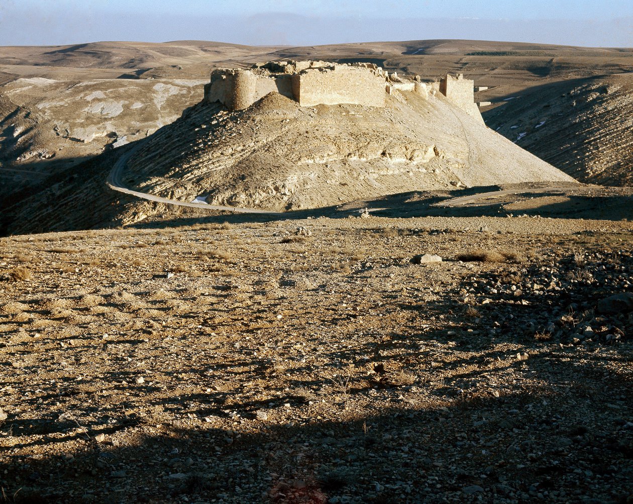 Uitzicht op Karac el Chobac, kruisvaarderskasteel aan de oostkant van de Arabah door Unknown artist