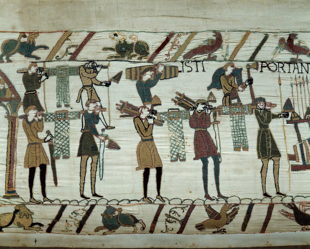 Wapens en wijn worden naar de schepen gebracht tijdens de bevoorrading voor de verovering van Engeland door de vloot van Willem de Veroveraar in 1066. Detail van het tapijt van Bayeux door Unknown artist