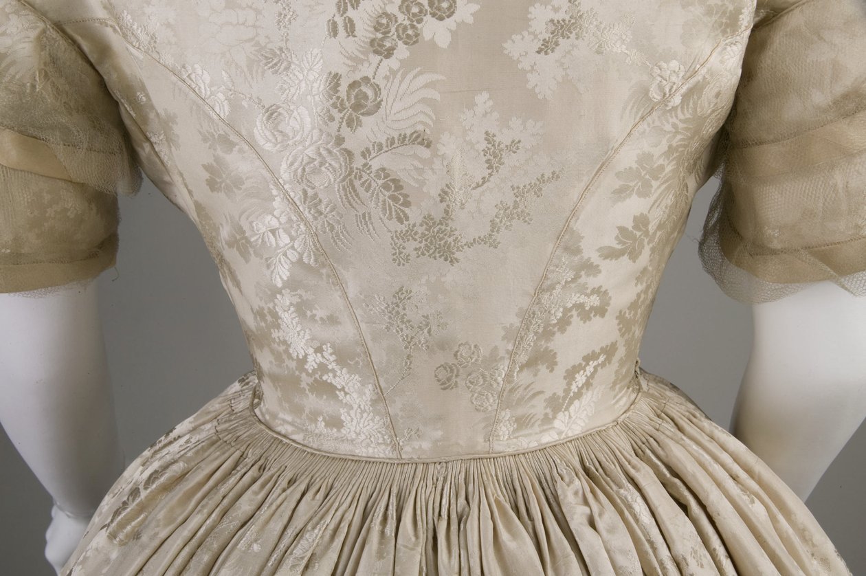 Trouwjurk (achteraanzicht detail van taille) door Unknown artist