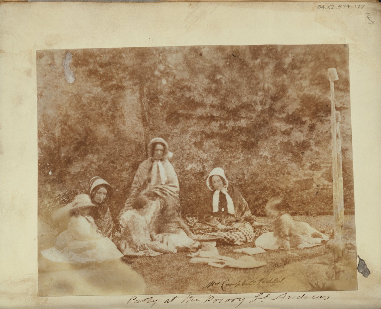 Een picknickgroep. door Unknown artist