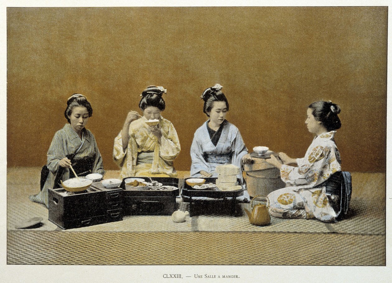 Een eetkamer in Japan: vrouwen eten rijst met eetstokjes en een van hen schenkt thee in - n.d. eind 19e eeuw door Unknown artist