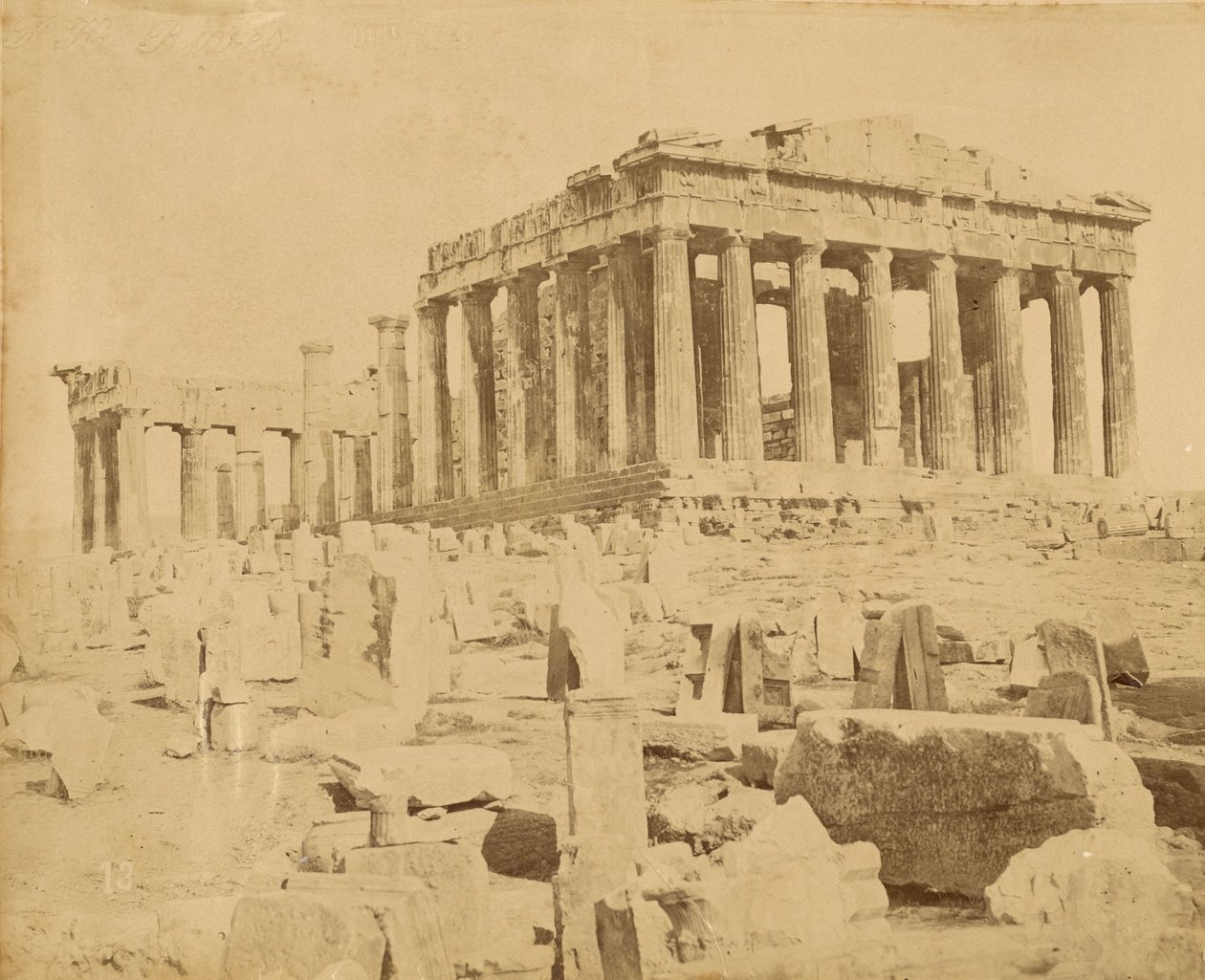 [Schuin zicht op het Parthenon]. door Unknown artist
