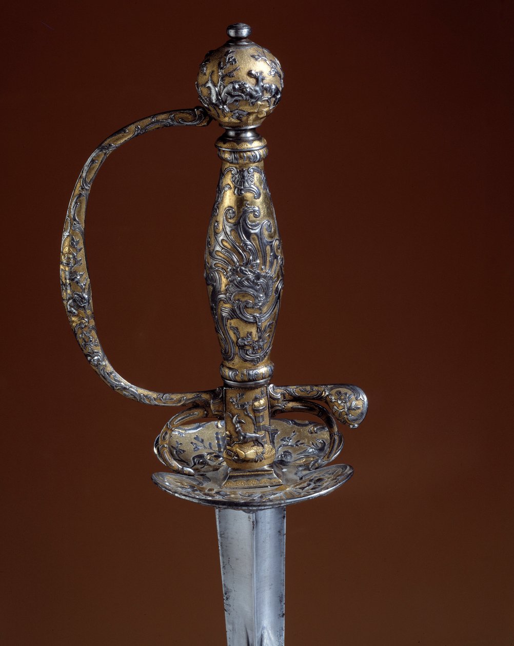 Wapenkamer en zilverwerk: bewaker van zilver goud van de 18e eeuw door Unknown artist