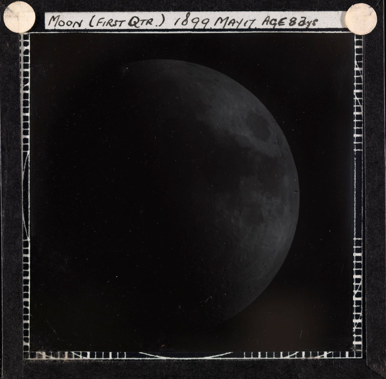 Astronomische glasplaatdia van de maan in eerste kwartier (1899) door Unknown artist