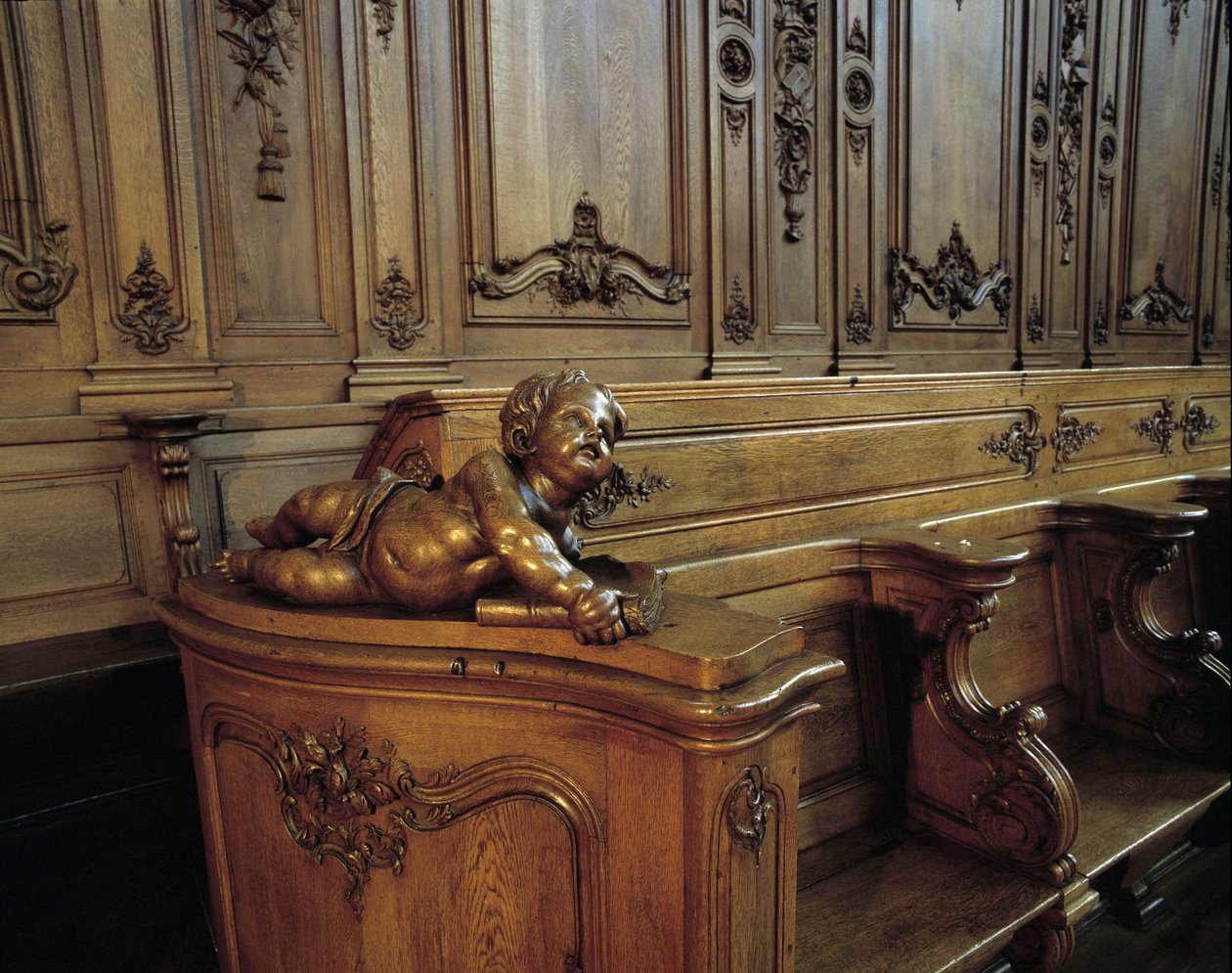 Barokke architectuur: houten koorbank die een engel voorstelt, attribuut van de evangelist Sint-Mattheus. Koor (18e eeuw) van de Sint-Stefanuskerk. Binnenaanzicht. Marmoutier, Bas-Rhin (67). door Unknown artist