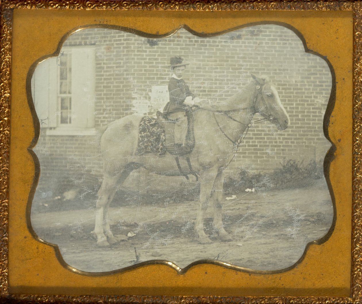 [Jongen met hoed op paard] door Unknown artist