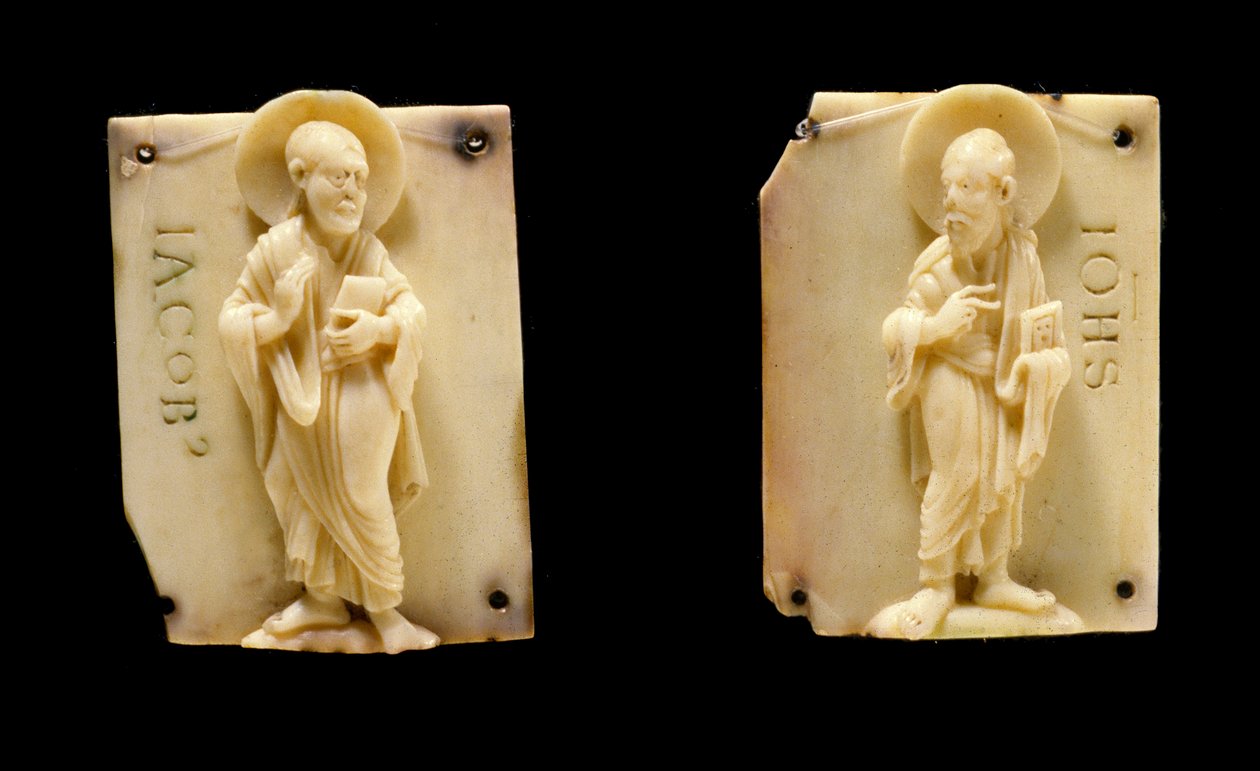 Gesneden ivoren platen die de apostelen Sint Jan en Sint Jacobus voorstellen. 12e eeuw. Musée Vivenel Compiègne door Unknown artist