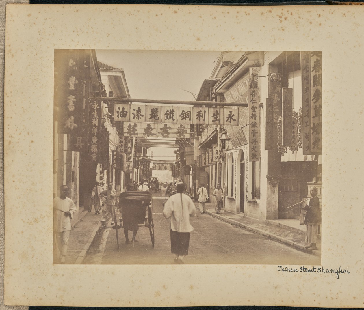 Chinese straat. Shanghai door Unknown artist