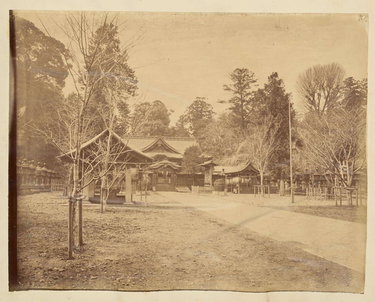 [Binnenplaats in een onbekende Japanse tempel]. door Unknown artist