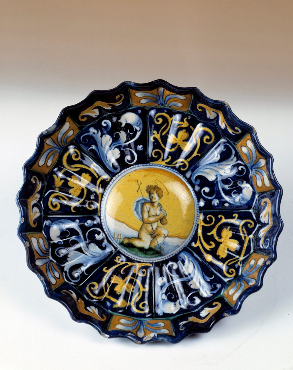 Godronnee faience beker versierd met een engeltje door Unknown artist