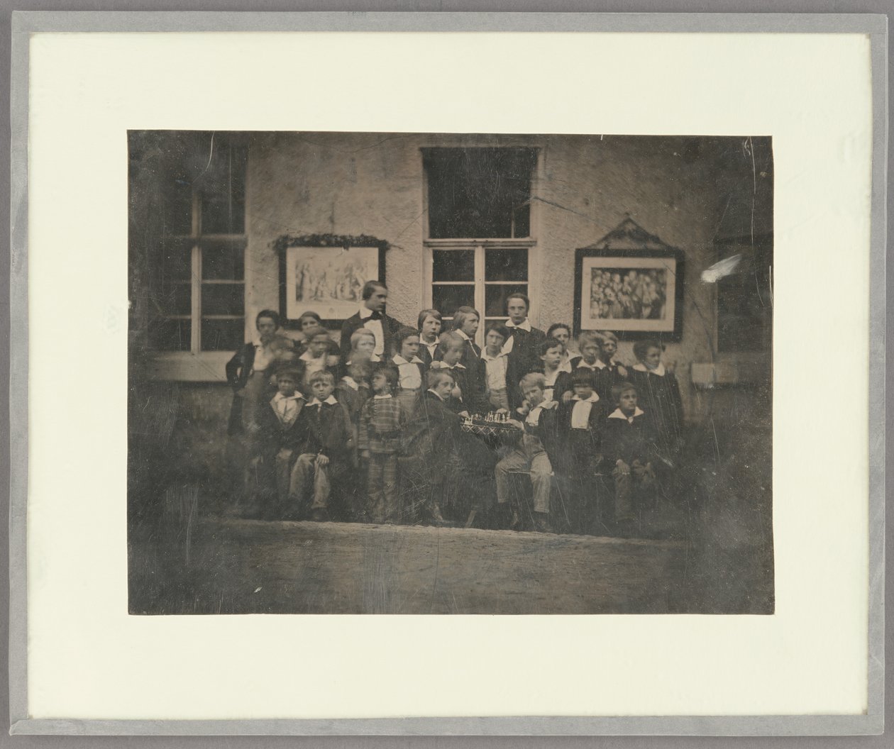 [Groepsportret van schooljongens en hun leraar, Noord-Duitsland]. door Unknown artist