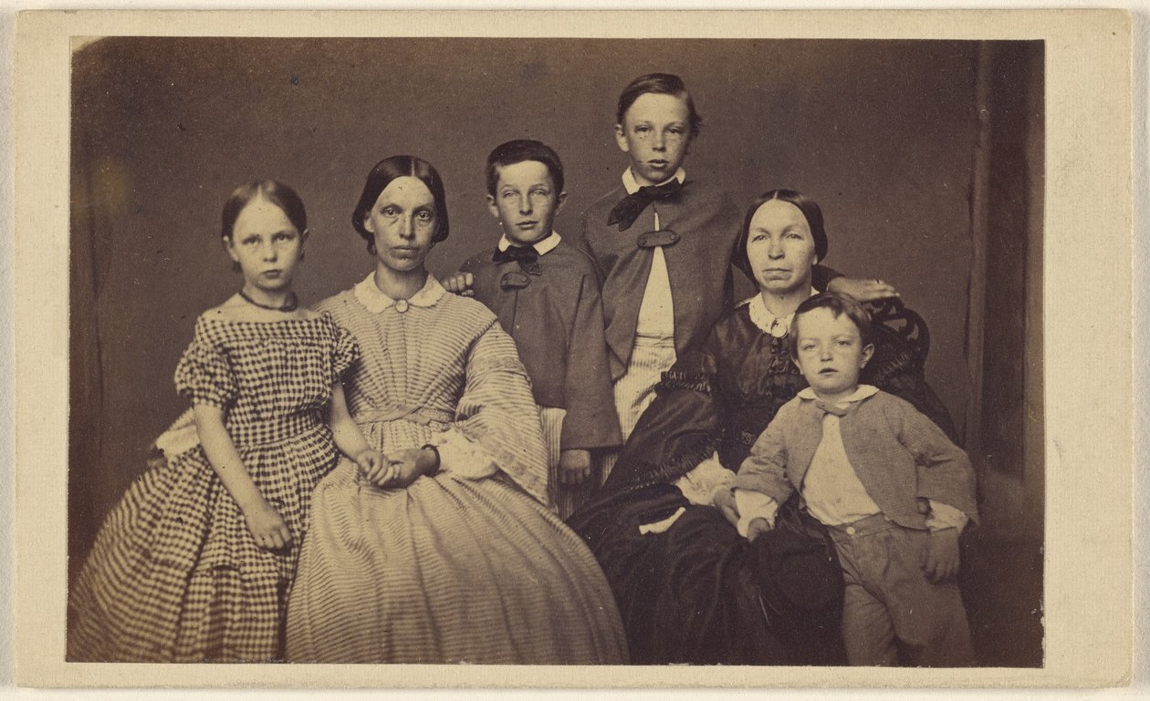 [Groep familieportret, twee vrouwen en vier kinderen]. door Unknown artist