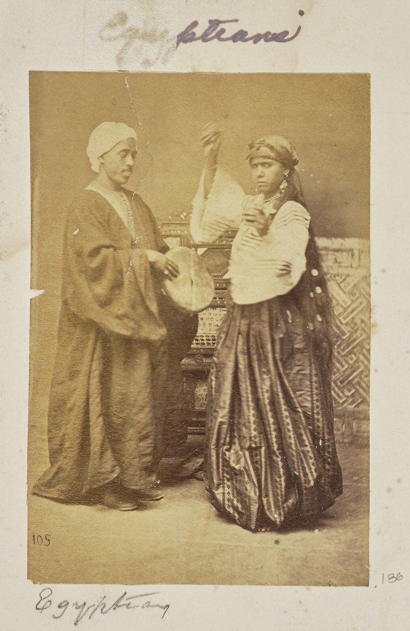 [Groepsportret van een muzikant en een danseres]. door Unknown artist