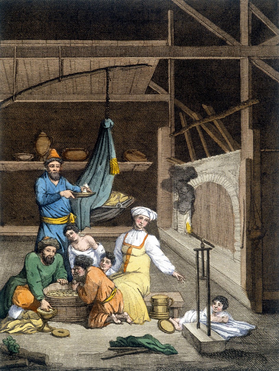 Binnen in een Russisch huis, een familie tijdens lunchtijd door Unknown artist